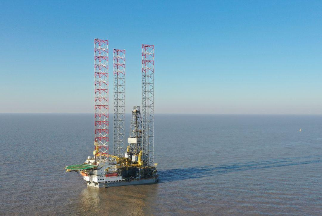 石油加工行业原油周报：霍尔木兹海峡航运瘫痪国际油价大幅上涨(图1)