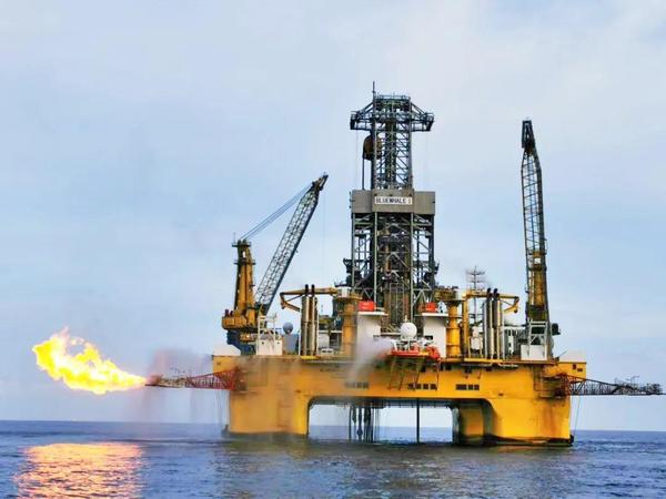 一种海上多方位石油钻井自升式平台专利背景(图1)