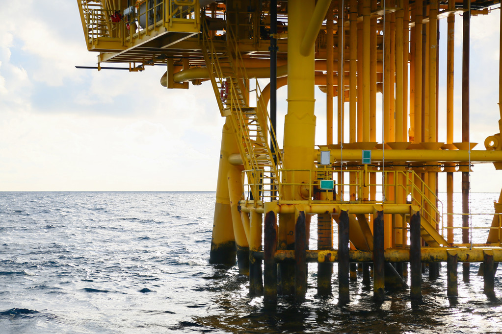 中国最大的海上钻井平台支柱是如何修建的？而且还能抗击8级巨浪(图1)